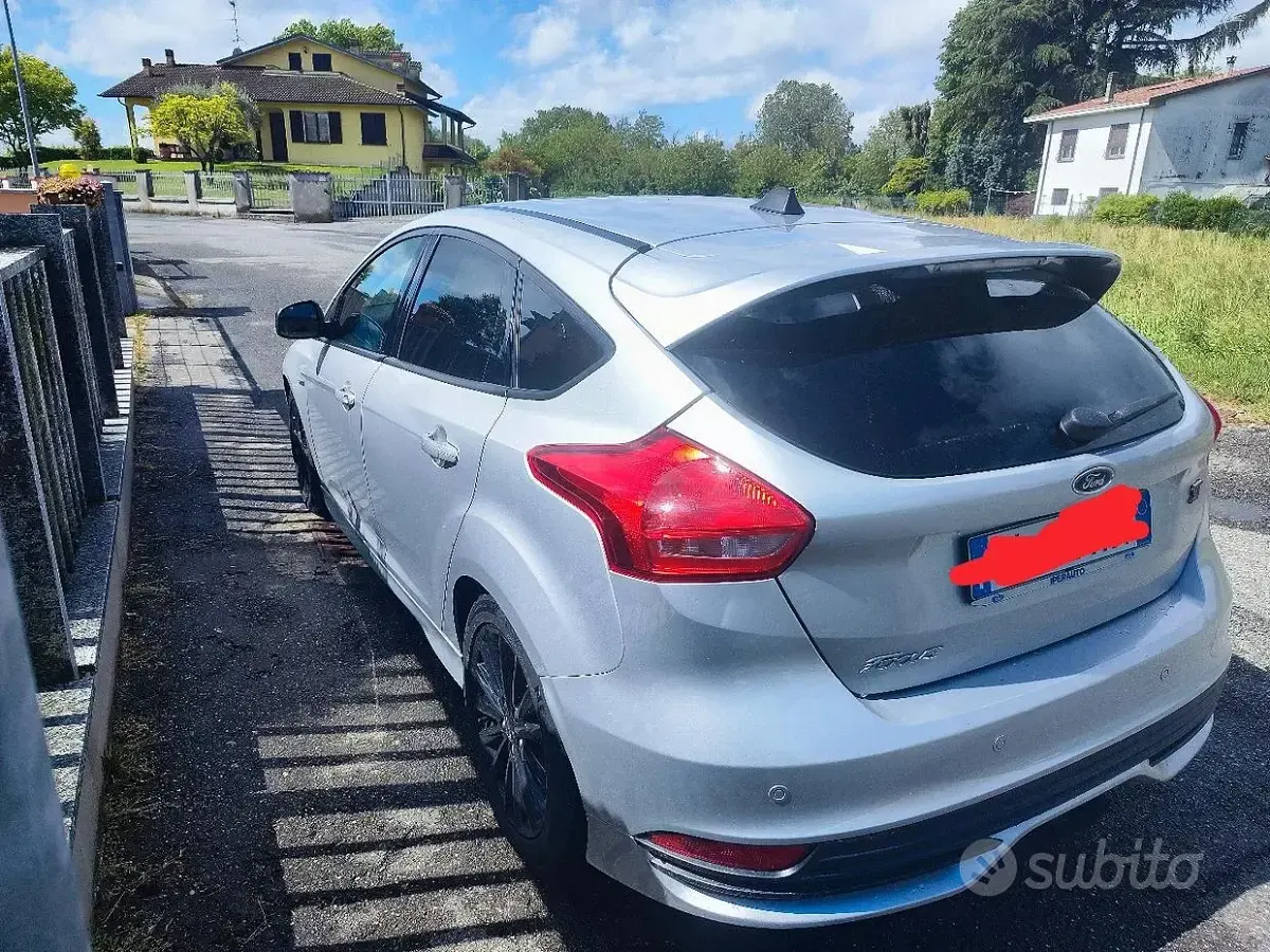 Usata Ford Focus ST-Line 125 CV (91 kW) 2017 Grigio Berlina