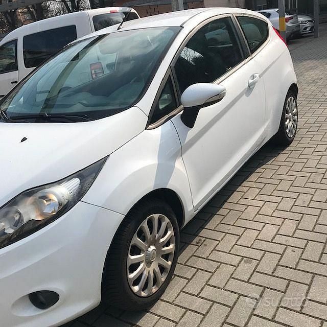 Usata Ford Fiesta Titanium 73 CV (53 kW) 2011 Bianco Utilitaria