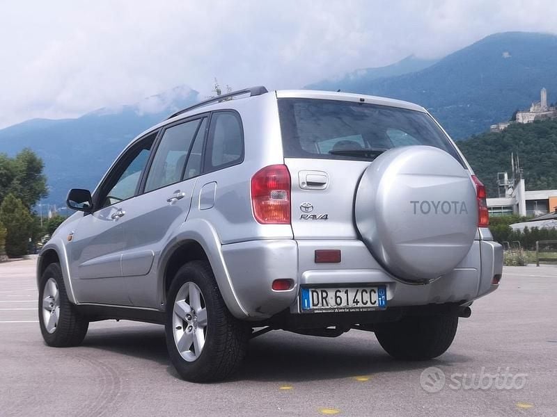 Usata Toyota RAV4 116 CV (85 kW) 2001 Grigio SUV