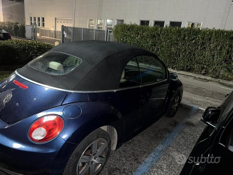 Usata VW New Beetle 105 CV (77 kW) 2006 Blu Utilitaria