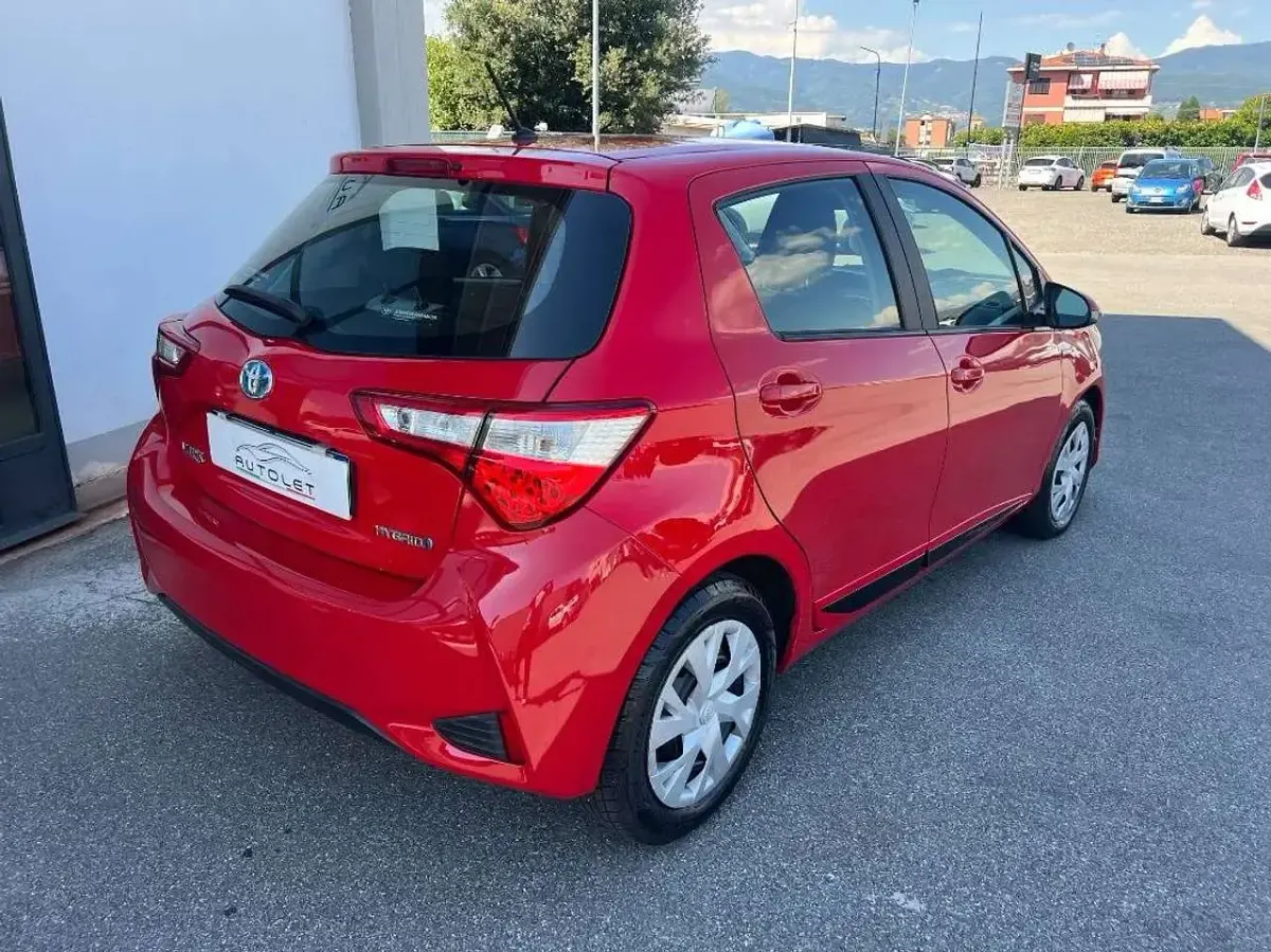 Usata Toyota Yaris Hybrid Active 73 CV (53 kW) 2018 Rosso Berlina