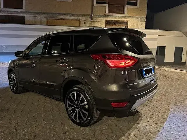 Usata Ford Kuga 140 CV (102 kW) 2014 Grigio SUV