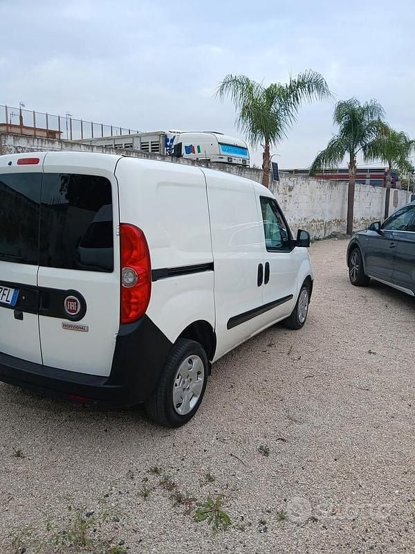 Usata Fiat Doblò 105 CV (77 kW) 2021 Bianco Monovolume
