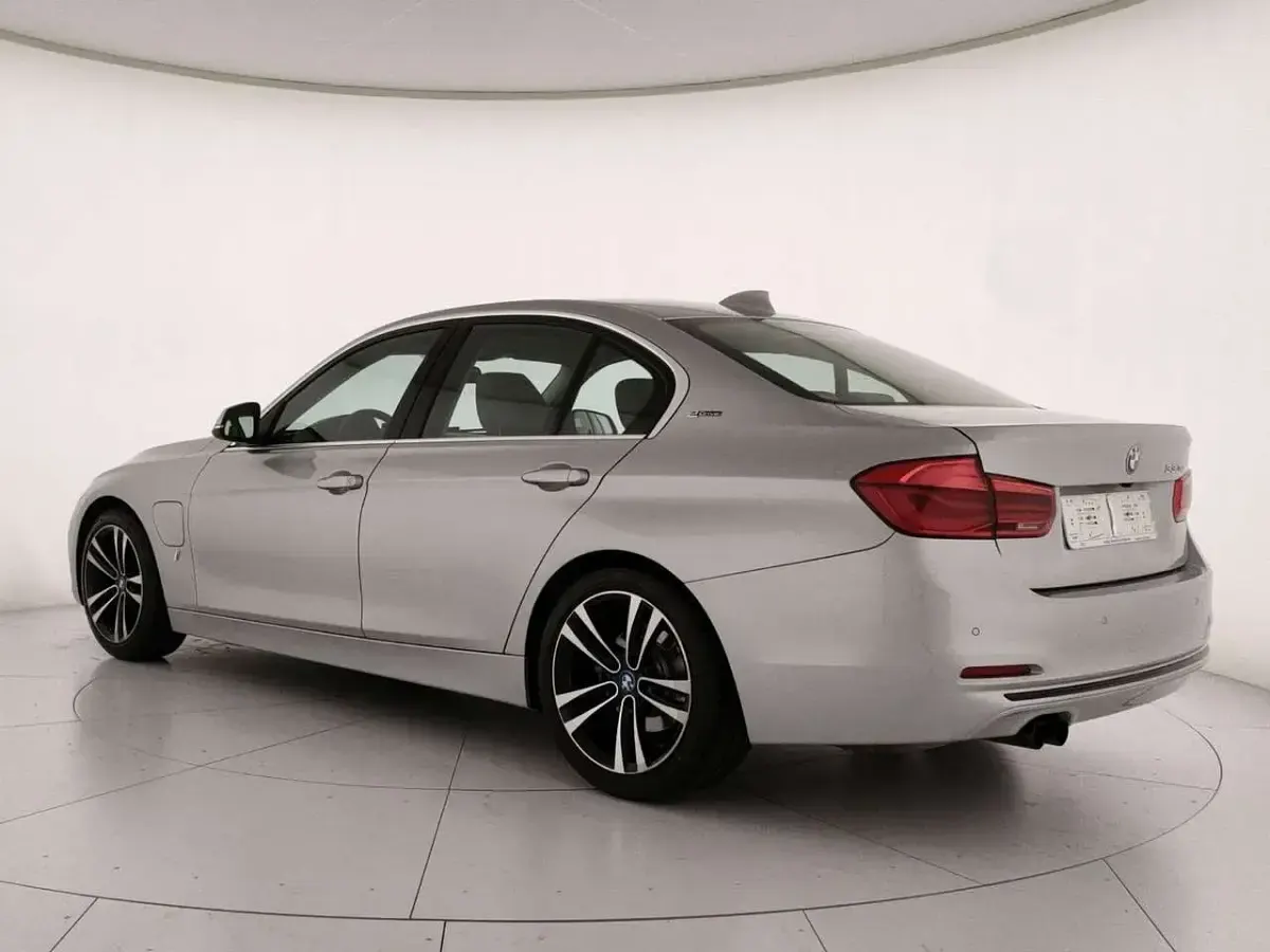 Usata BMW 330e Luxury Line 252 CV (185 kW) 2018 Argento metallizzato Berlina