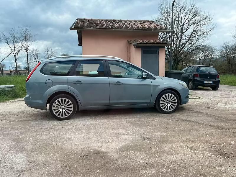 Usata Ford Focus 100 CV (73 kW) 2016 Verde Station wagon