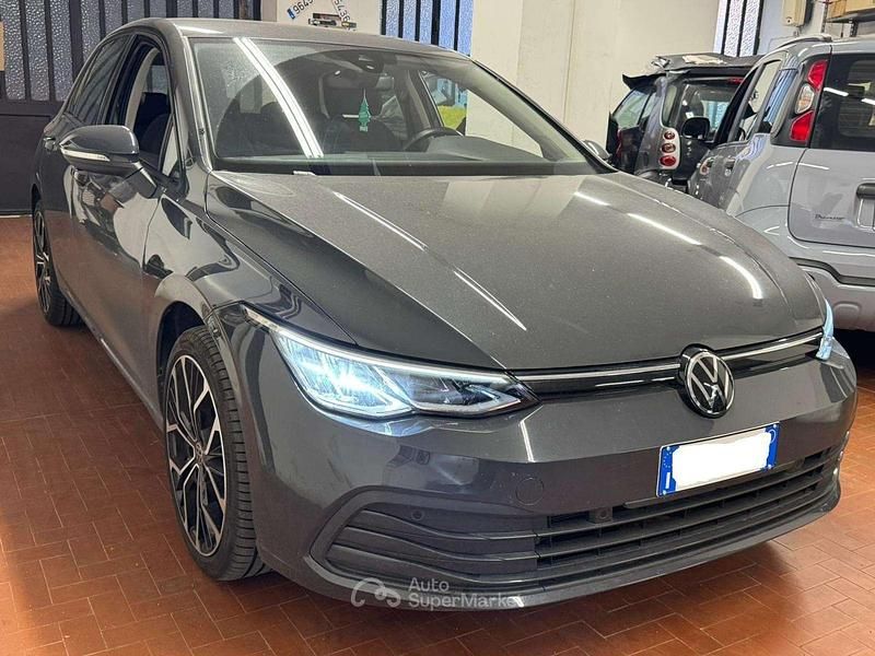Usata VW Golf VIII Life 110 CV (80 kW) 2023 Grigio Berlina
