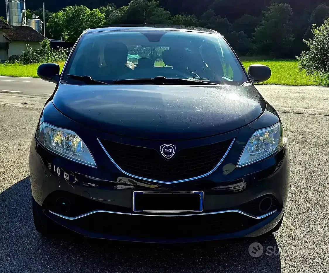 Usata Lancia Ypsilon Silver 95 CV (69 kW) 2016 Nero Utilitaria