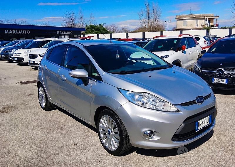 Usata Ford Fiesta Titanium 90 CV (66 kW) 2009 Grigio Utilitaria