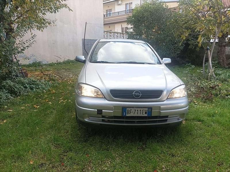 Usata Opel Astra Club 68 CV (50 kW) 1999 Argento