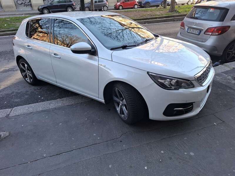 Usata 2017 Peugeot 308 Allure Tre volumi | 9500 € (Buon prezzo) - Immagine 1/4