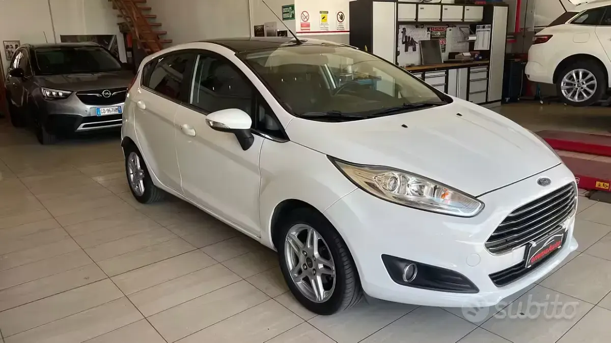 Usata Ford Fiesta 75 CV (55 kW) 2015 Bianco Utilitaria