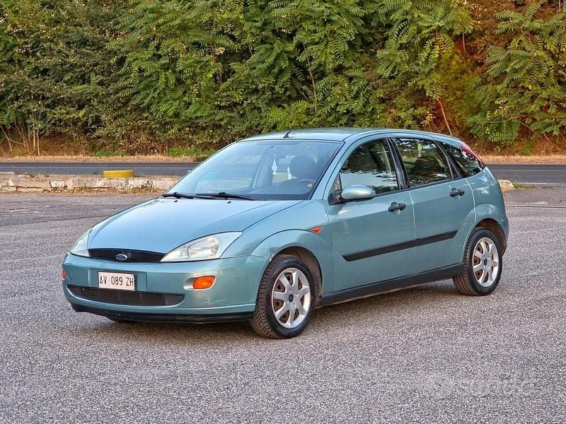 Usata Ford Focus Ghia 100 CV (73 kW) 2002 Blu Berlina