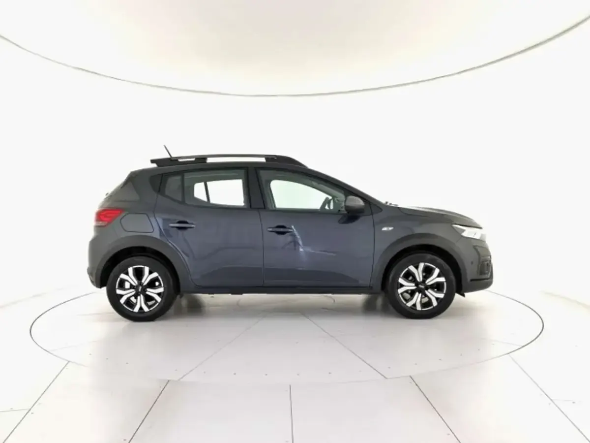 Usata Dacia Sandero Expression 101 CV (74 kW) 2023 Grigio cometa Berlina
