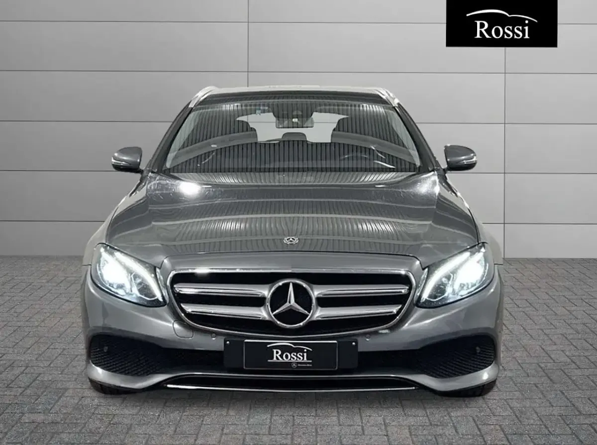 Usata Mercedes E220 Business 194 CV (142 kW) 2017 Grigio medio metallizzato Station wagon