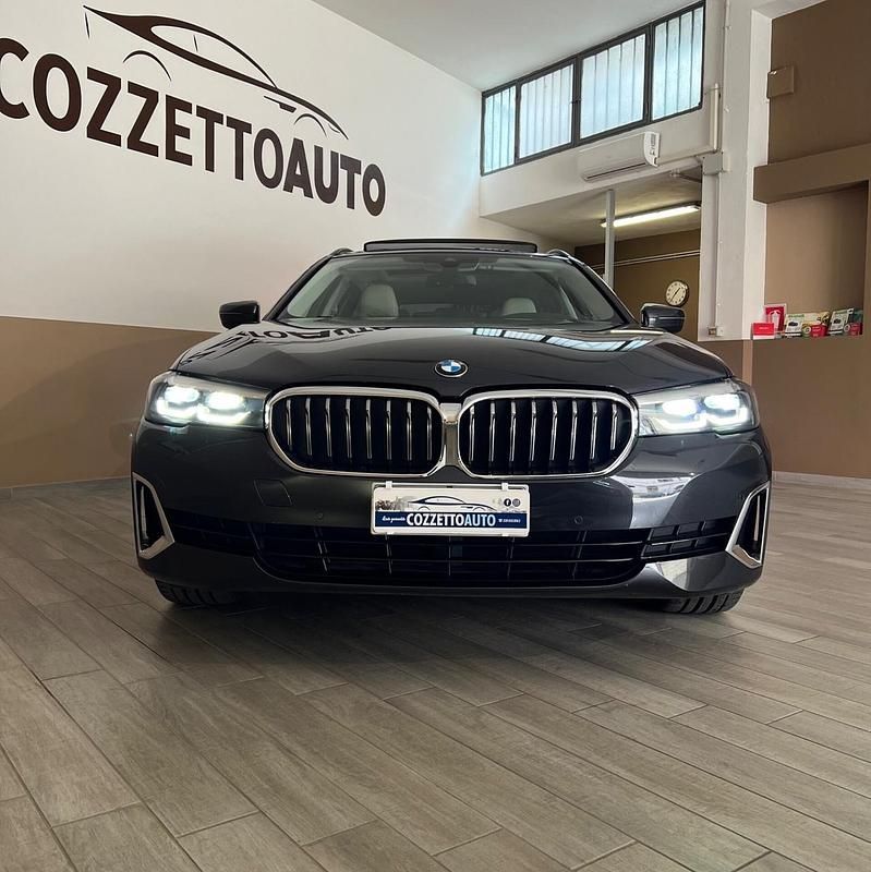 Usata BMW 520 Luxury Line 190 CV (139 kW) 2022 Grigio Station wagon