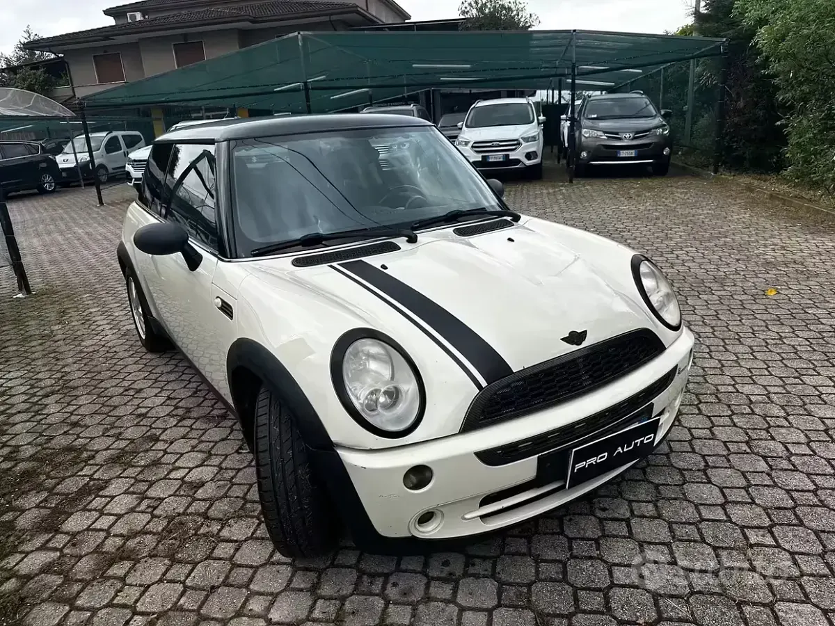 Begagnad Mini ONE 90 HK (66 kW) 2006 Vit Halvkombi