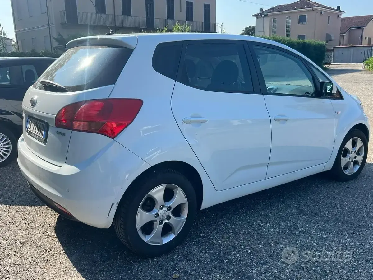Usata Kia Venga Active 90 CV (66 kW) 2011 Bianco Utilitaria