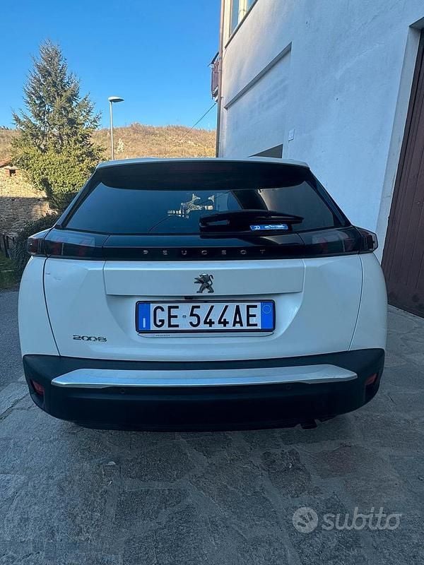 Usata Peugeot 2008 Allure 102 CV (75 kW) 2021 Bianco SUV