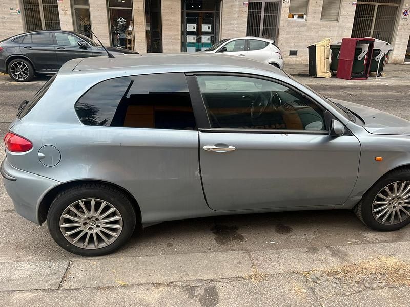 Usata Alfa Romeo 147 105 CV (77 kW) 2002 Grigio Utilitaria