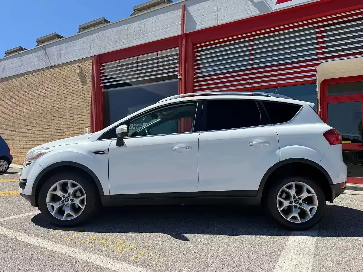Usata Ford Kuga 140 CV (102 kW) 2011 Bianco SUV