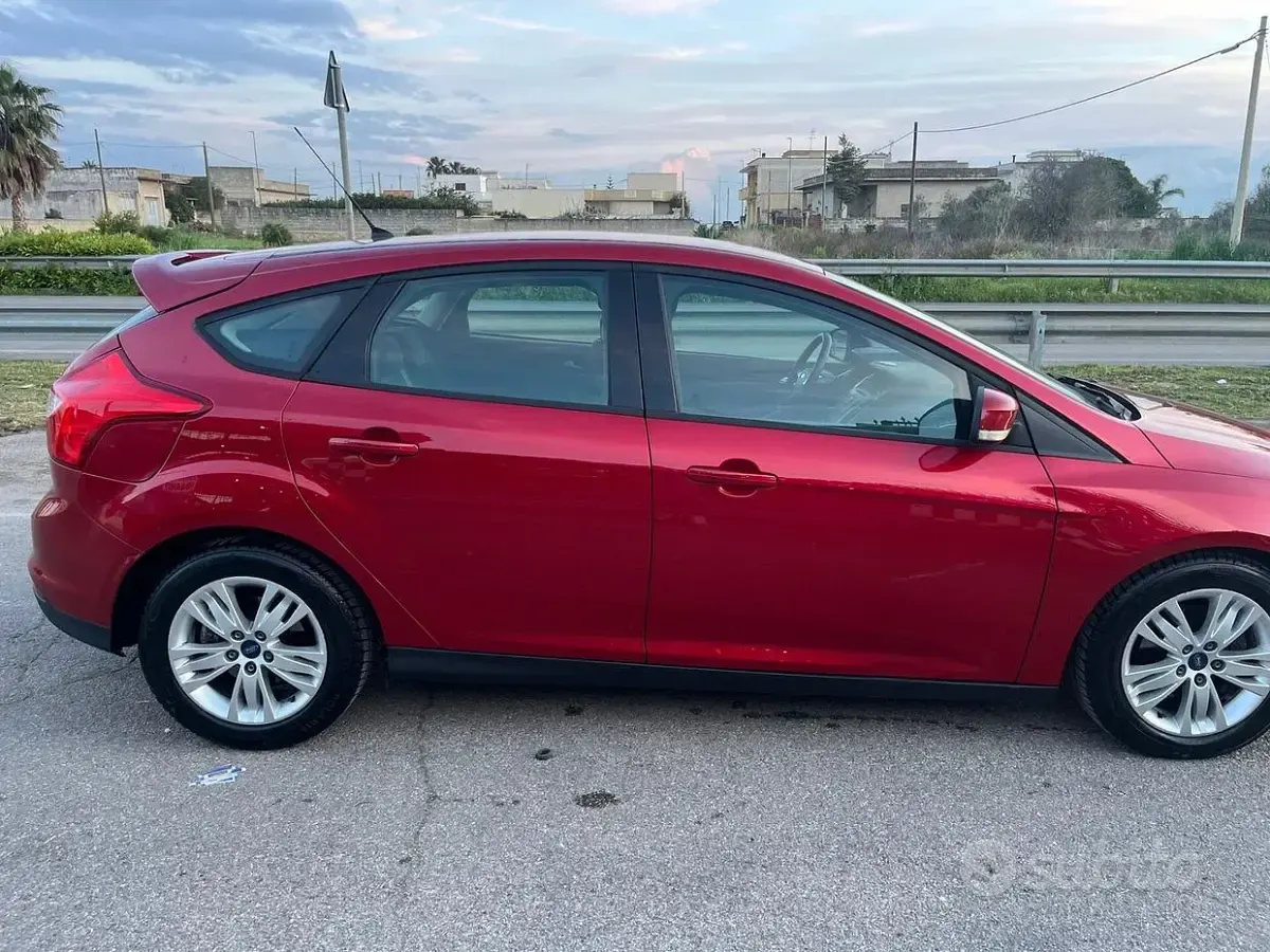 Occasion Ford Focus Titanium 115 ch (84 kW) 2012 Rouge Berline