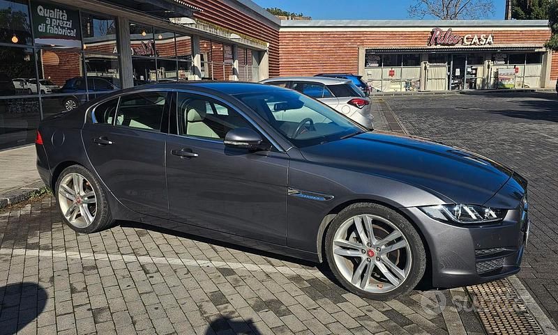 Usata Jaguar XE 180 CV (132 kW) 2015 Grigio Berlina