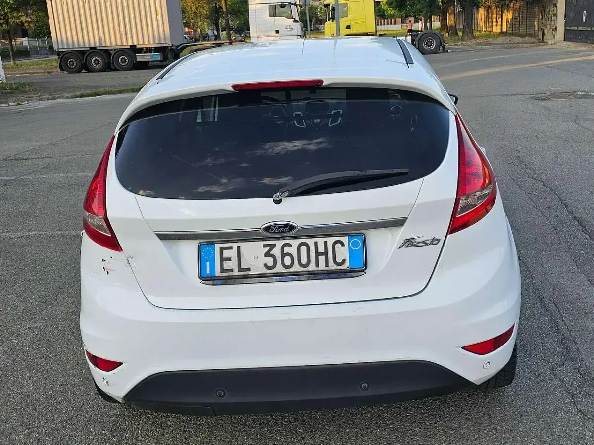 Usata Ford Fiesta 71 CV (52 kW) 2012 Bianco Berlina