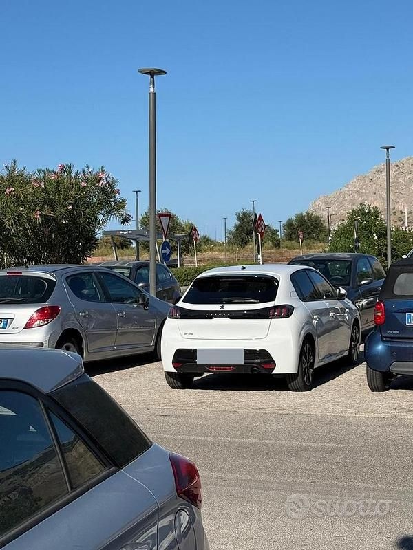 Usata Peugeot 208 101 CV (74 kW) 2020 Bianco Utilitaria