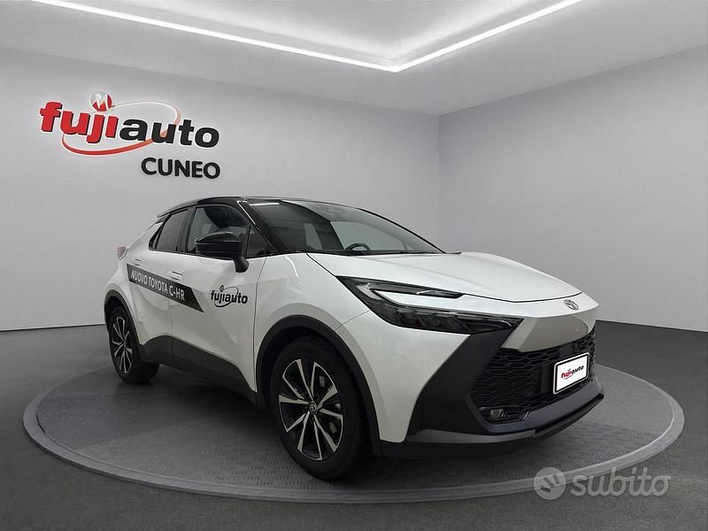 Usata Toyota C-HR Trend 190 CV (139 kW) 2024 Platinum pearl white & black SUV
