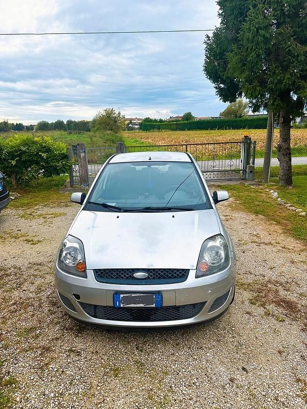 Usata Ford Fiesta 80 CV (58 kW) 2007 Grigio Utilitaria