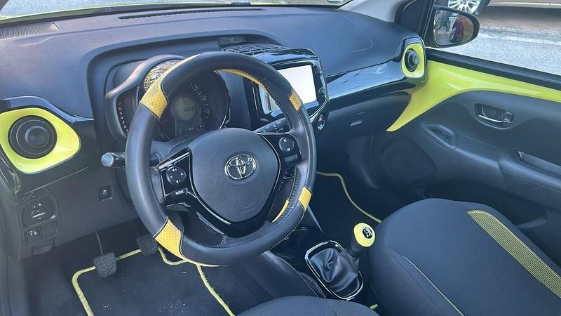 Usata Toyota Aygo X-play 69 CV (50 kW) 2016 Giallo Utilitaria