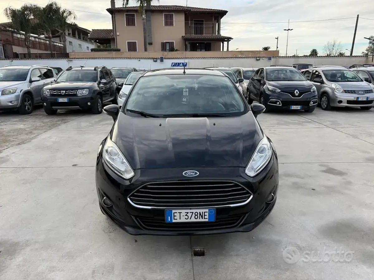 Usata Ford Fiesta Individual 100 CV (73 kW) 2013 Nero Berlina