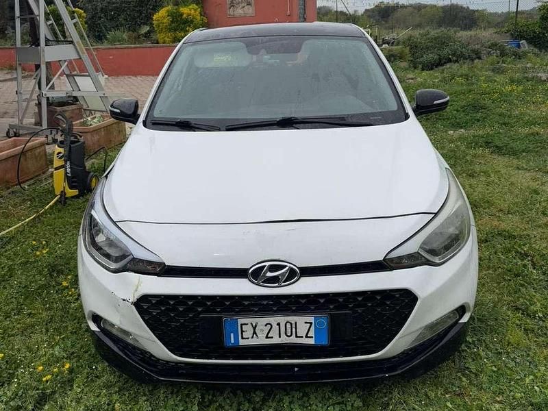 Usata Hyundai i20 Comfort 90 CV (66 kW) 2015 Bianco Utilitaria