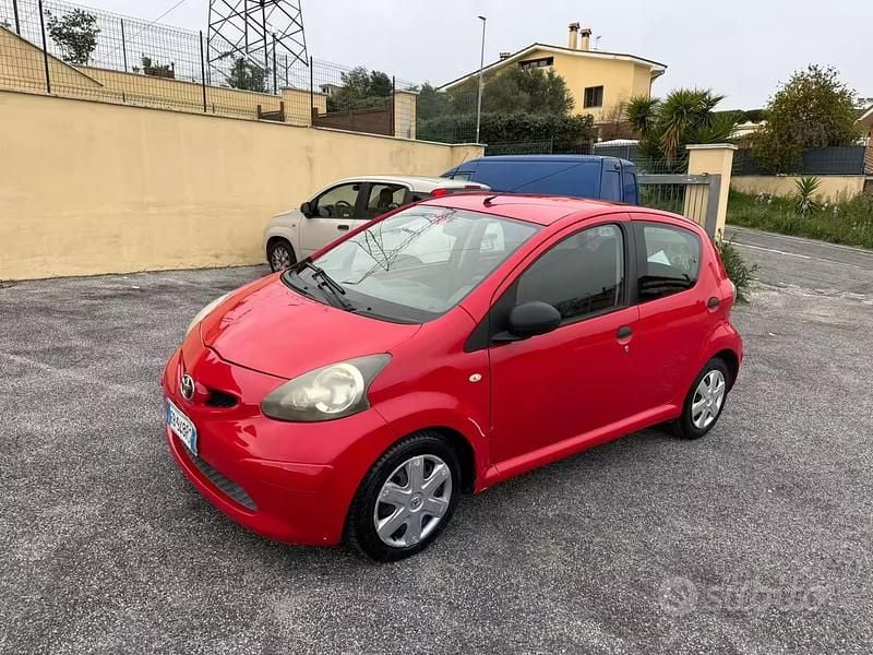Usata Toyota Aygo 68 CV (50 kW) 2011 Rosso Utilitaria