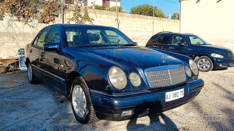 Blu Usata 1996 Mercedes E200 Tre volumi | 3000 € (Buon prezzo) - Immagine 1/4