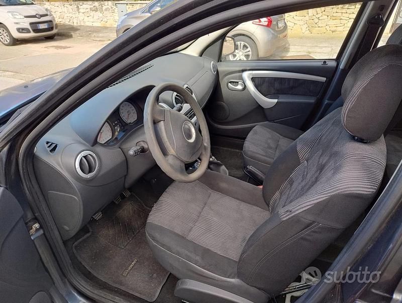 Usata Dacia Sandero Lauréate 75 CV (55 kW) 2010 Grigio Berlina