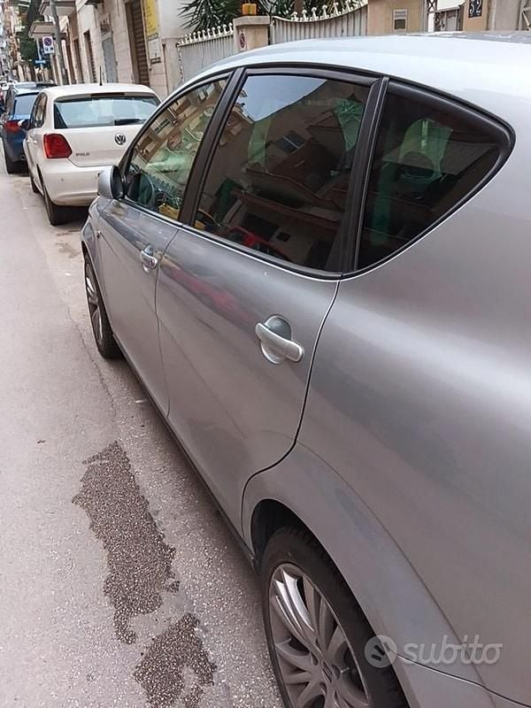 Grigio Usata 2005 Seat Altea Monovolume | 3000 € (Buon prezzo) - Immagine 1/4