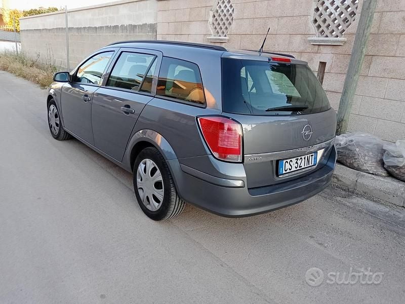 Grigio Usata 2005 Opel Astra Tre volumi | 600 € (Super prezzo) - Immagine 1/3