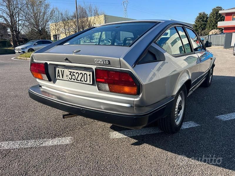 Usata Alfa Romeo GTV 131 CV (96 kW) 1985 Grigio Coupé