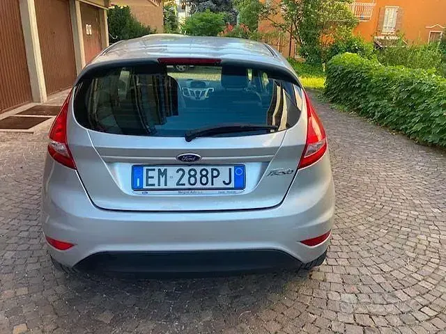 Usata Ford Fiesta 60 CV (44 kW) 2012 Grigio Berlina
