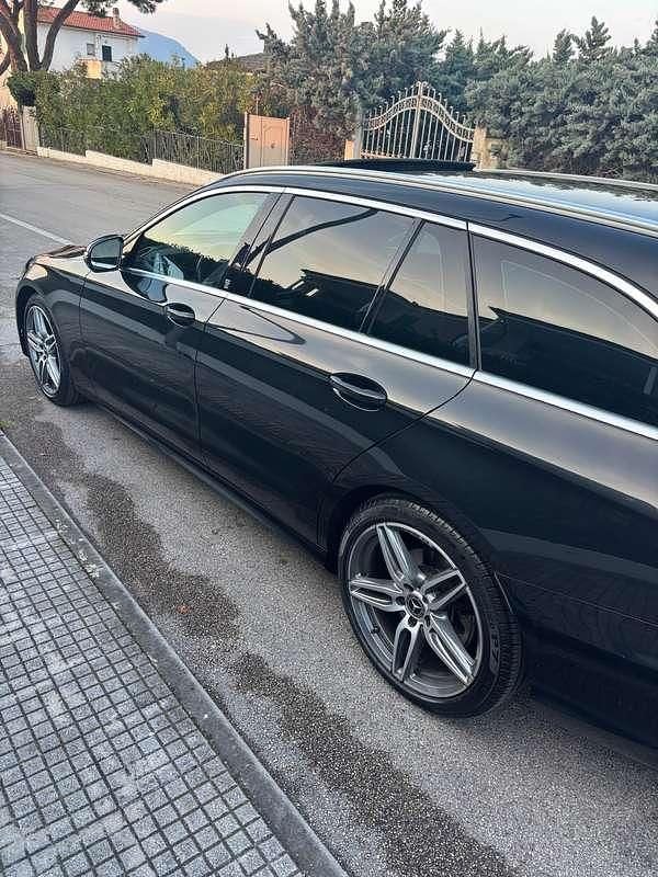 Usata Mercedes E220 Premium 194 CV (142 kW) 2022 Nero Station wagon