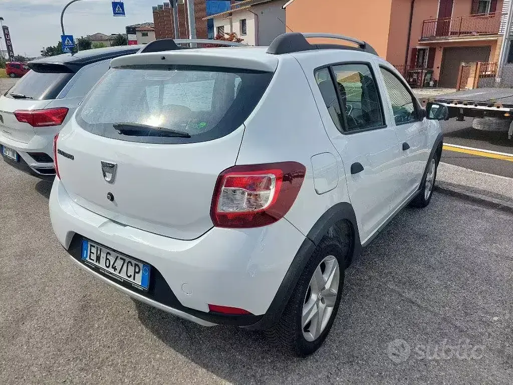 Usata Dacia Sandero Prestige 90 CV (66 kW) 2014 Bianco pastello Berlina