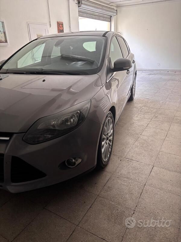 Usata Ford Focus 115 CV (84 kW) 2011 Grigio Berlina