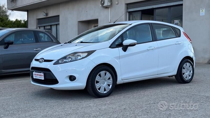 Bianco Usata 2011 Ford Fiesta Due volumi | 3500 € (Buon prezzo) - Immagine 1/2