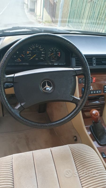 Usata Mercedes E200 122 CV (89 kW) 1987 Grigio Berlina
