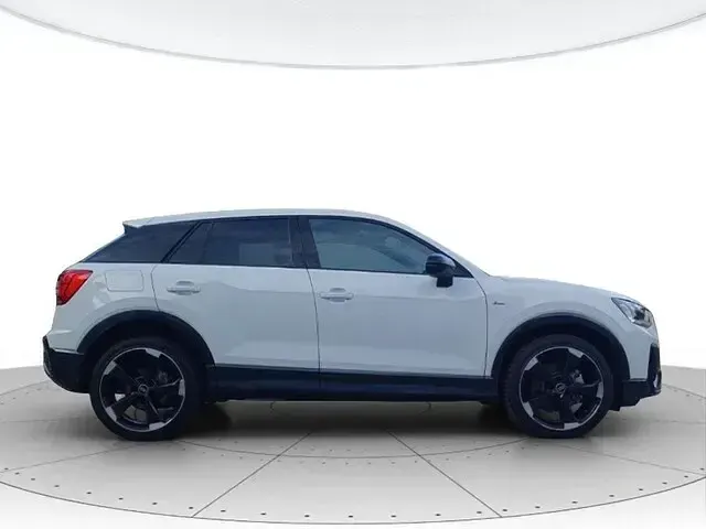 Usata Audi Q2 Comfort 116 CV (85 kW) 2024 Bianco ghiaccio metallizzato SUV