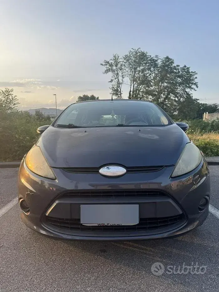 Usata Ford Fiesta 97 CV (71 kW) 2010 Marrone Berlina