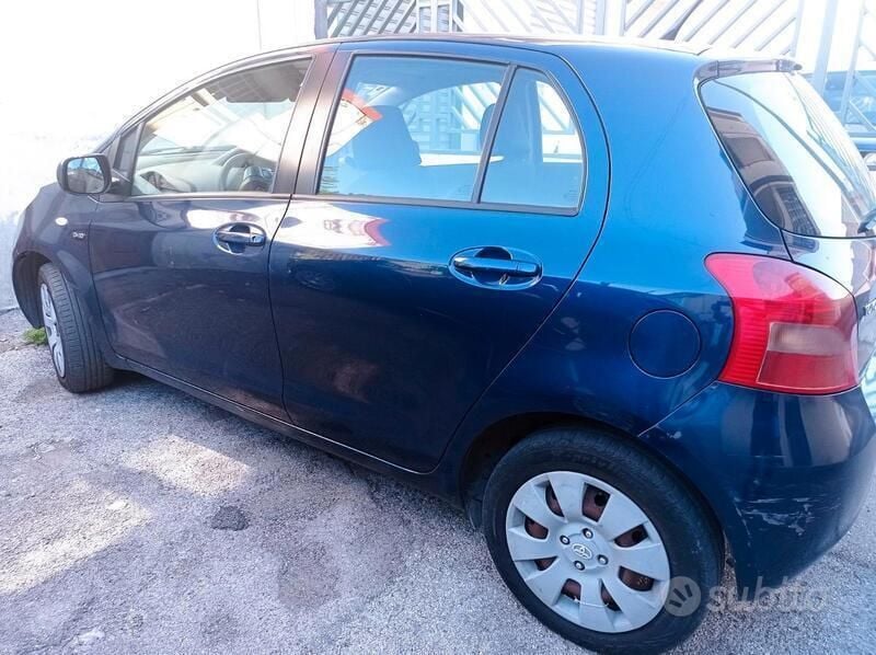 Usata Toyota Yaris 90 CV (66 kW) 2006 Blu Utilitaria