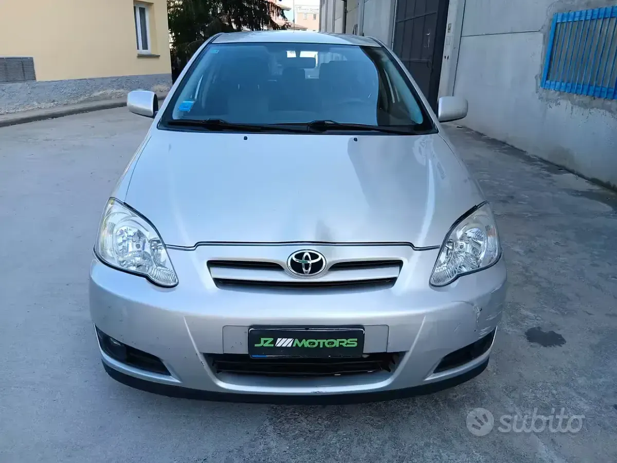 Usata Toyota Corolla Verso 110 CV (80 kW) 2006 Grigio Monovolume