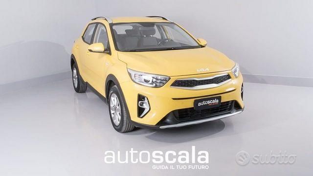 Giallo metallizzato Usata 2022 Kia Stonic Urban SUV | 13.490 € (Buon prezzo) - Immagine 1/4